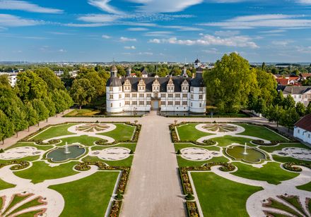 Luchtfoto van Schloss Neuhaus met baroktuin