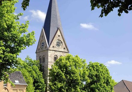 Kerk achter bomen