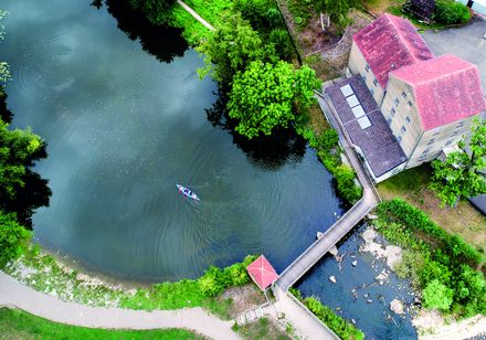 Luchtfoto van gebouwen aan het water met roeiers