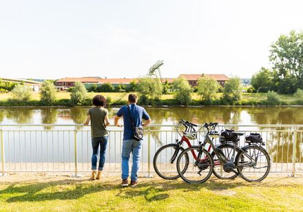 Fietsers bij de Weser-haven