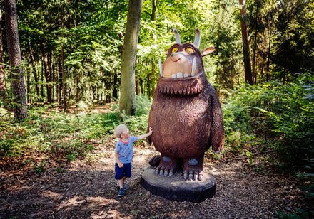 Kind bij Grüffelo-figuur 