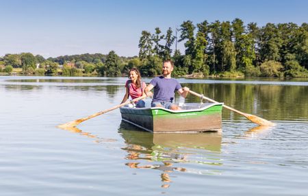Zwei Personen in Ruderboot auf dem Hücker Moor in Spenge