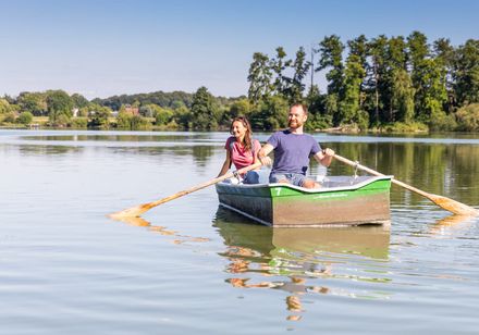 Twee personen in een roeiboot