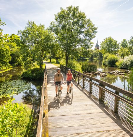 Twee fietsers op een houten steiger aan het Emsmeer