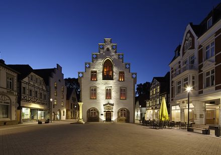 Rathaus Brakel bei Nacht, Foto: Stadt Brakel