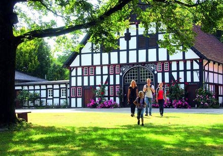 Familie voor het vakwerkgebouw op Ramselhof
