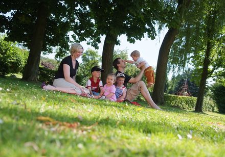 Familie bij een picknick