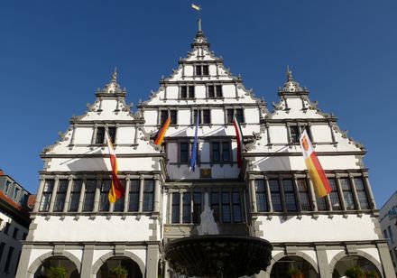 [Translate to Niederländisch:] Bei Stadtführungen entdecken - z.B. das Rathaus Paderborn