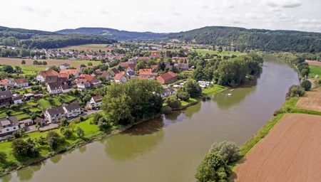 Landschap in Kalletal, links nederzetting naast rivier