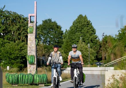 fietsers in het beeldenpark
