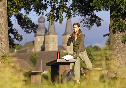 Niesetalweg - im Hintergrund das Kloster Marienmünster