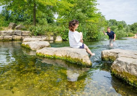 Twee mensen in het water in het Emmerauenpark