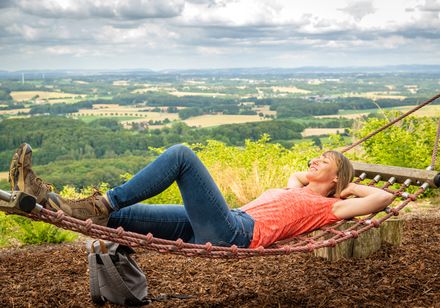 Vrouw ontspant zich in een hangmat