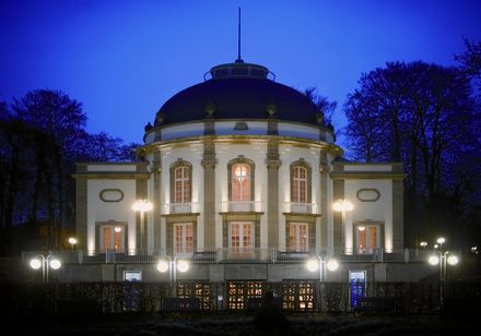 Theater in het park 's nachts verlicht