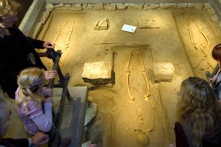 Widukind grave staging wordt bekeken door mensen