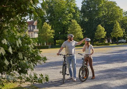 Twee fietsers voor de Dreckburg
