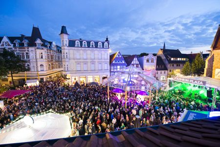 Plaats met mensen op het Hoeker-Fest Herford