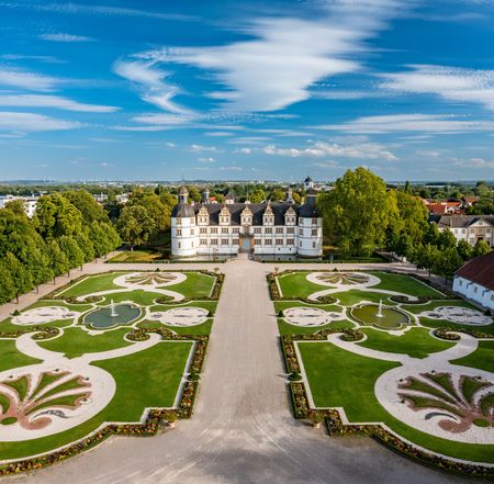 Kasteel met symmetrische baroktuin