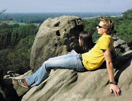 Paar geniet van het uitzicht vanaf de Dörenther kliffen