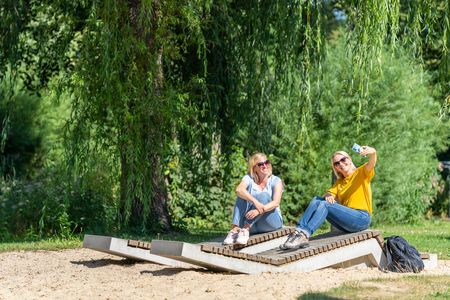 Twee vrouwen zitten lekker te relaxen in het park