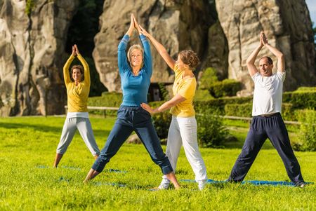 Yoga vor den Externsteinen unter Anleitung - Horn-Bad Meinberg - Foto: D. Ketz
