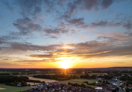 Zonsondergang boven het kloosterdorp Levern