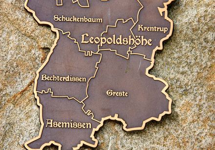 Metalen bord op steen met contour van Leopoldshöhe