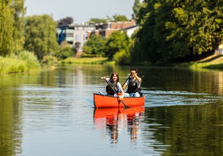 Twee mensen in een rode kano