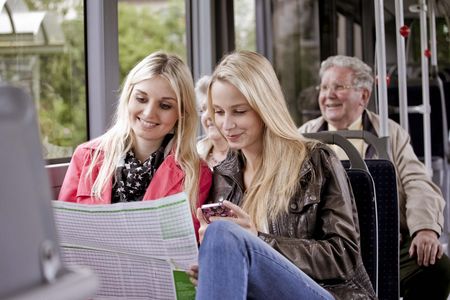 Passagiers in de bus lezen de dienstregeling