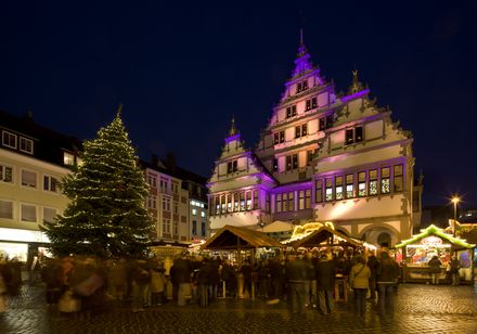 Kerstmarkt voor het stadhuis van Paderborn