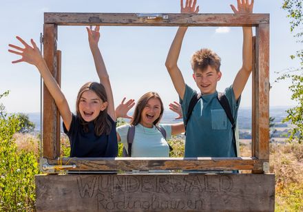 Kinderen poseren in een houten lijst