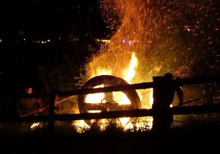 Osterräderlauf in Lügde, brennendes Rad am Hang