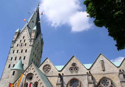 Kathedraal met vlaggen voor Libori