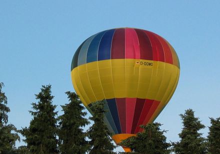 Bunter Ballon auf dem Flugplatz Oerlinghausen - Rehm Ballooning Rehm & Rehm GbR