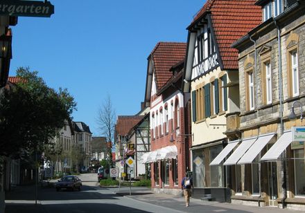Oude hoofdstraat met winkels in Oerlinghausen