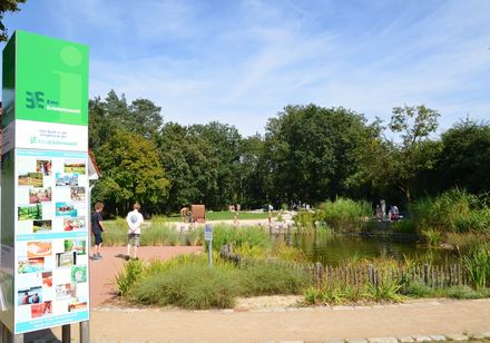 Belevenistuintje in de Ems-Erlebniswelt, bord links