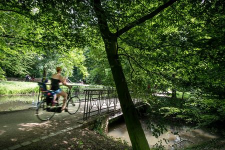 Fietser in het stadspark van Gütersloh