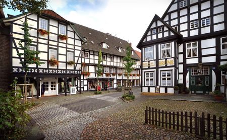 Bahnhofstraße hal met vakwerkhuizen