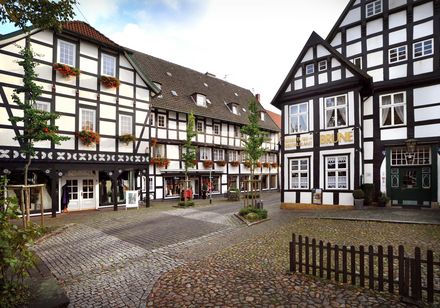 Bahnhofstraße hal met vakwerkhuizen