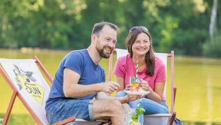 Zwei Personen in Liegestühlen mit Getränk am Hücker Moor