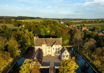 Luchtfoto van het waterkasteel Schweckhausen