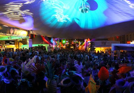 Feesttent met mensen op de Minden Gourmet Mile