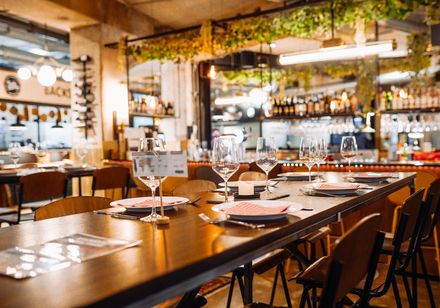 Een stijlvol gedekte tafel in een moderne ambiance